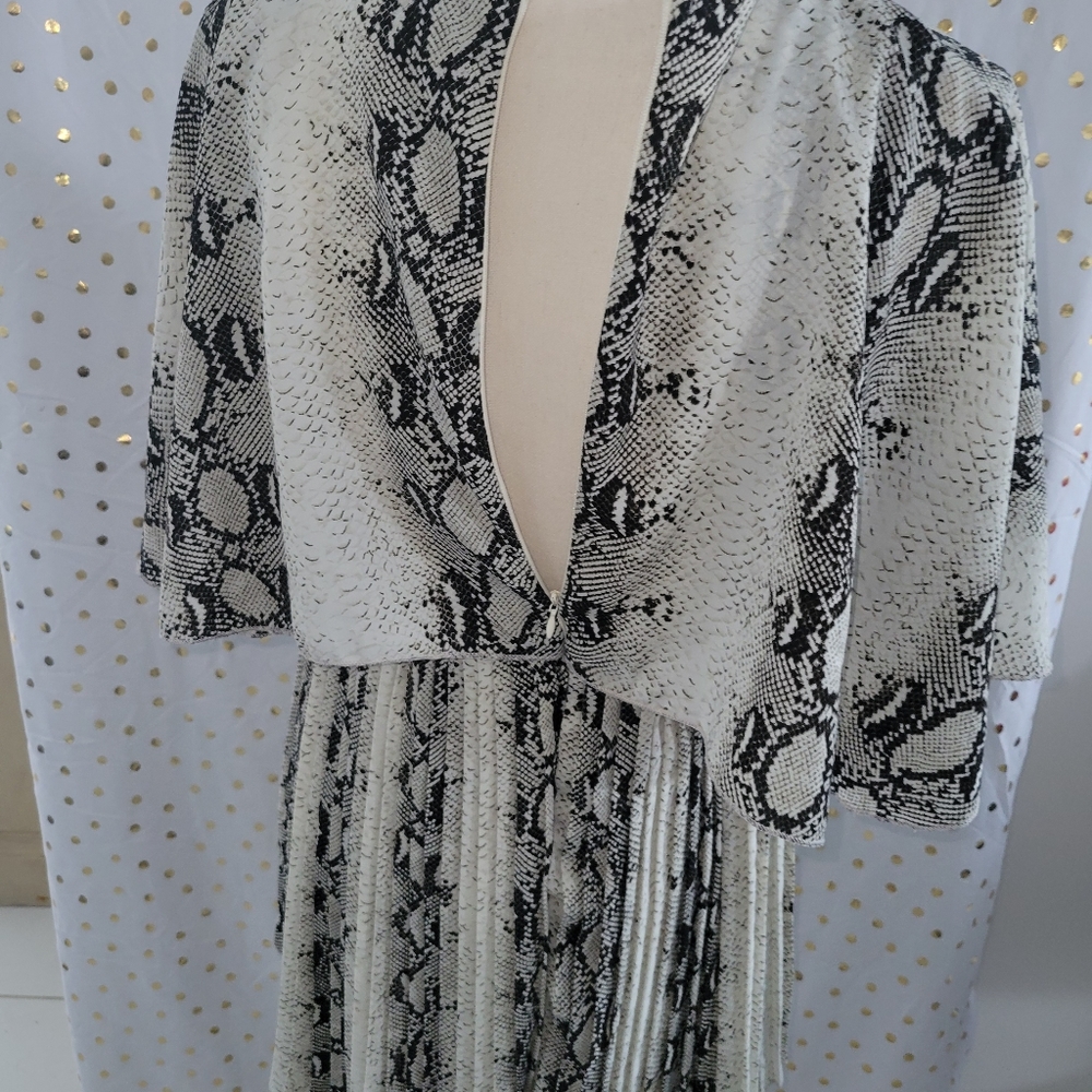 Pretty Little Things snake skin print - Picture 5 of 8
